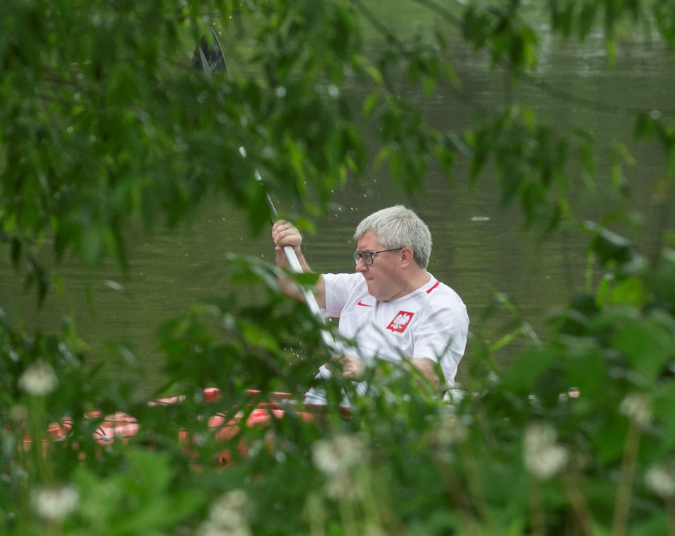 Ryszard Czarnecki spływa kajakiem rzeką Wkrą