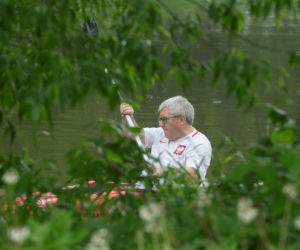 Ryszard Czarnecki spływa kajakiem rzeką Wkrą
