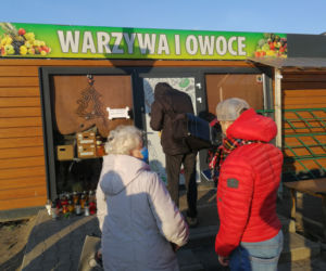 Napad w Ząbkach. Przed warzywniakiem, gdzie zginął sklepikarz gromadzą się mieszkańcy