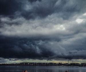 Ulewy i burze nadciągają do Polski. Cztery województwa zagrożone! Służby biją na alarm