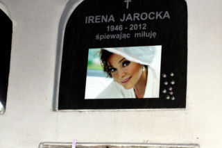 Grób Ireny Jarockiej PERFIDNIE okradany od lat. Mamy dowody!