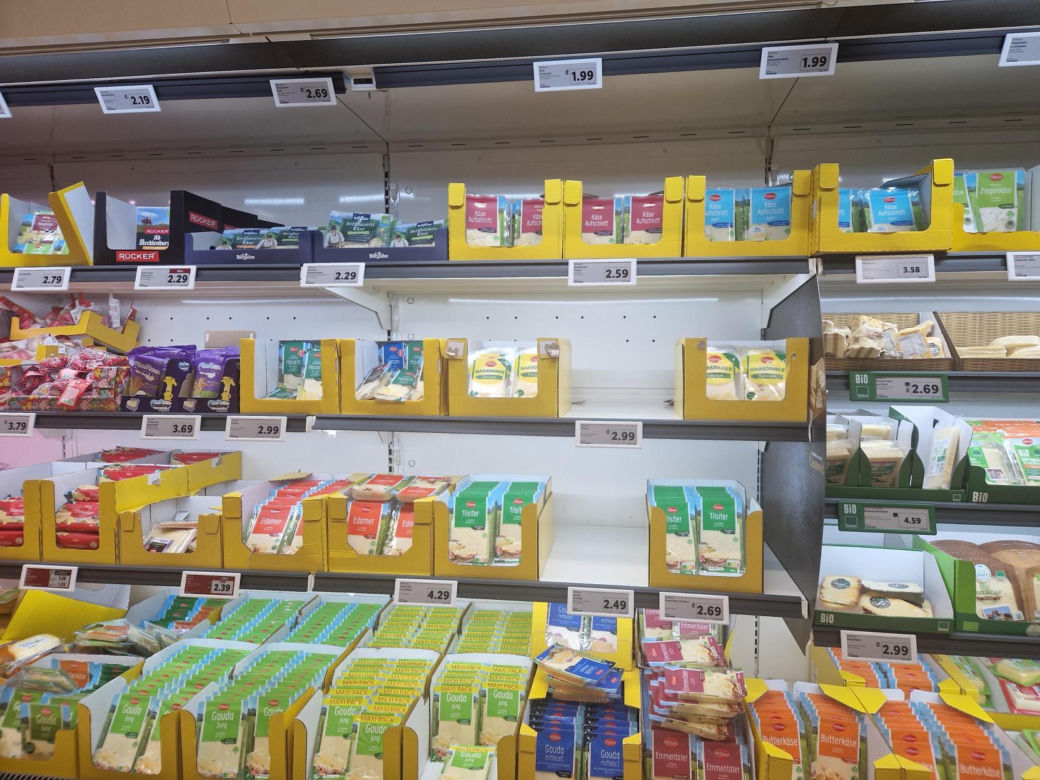 Porównaliśmy ceny w polskim i niemieckim markecie. Gdzie zarobimy tańsze zakupy na Wielkanoc? 