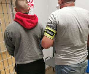 Łódzkie: Policyjny nalot na domy i mieszkania. Zatrzymano 10 osób, chodzi o narkotyki [FOTO] 