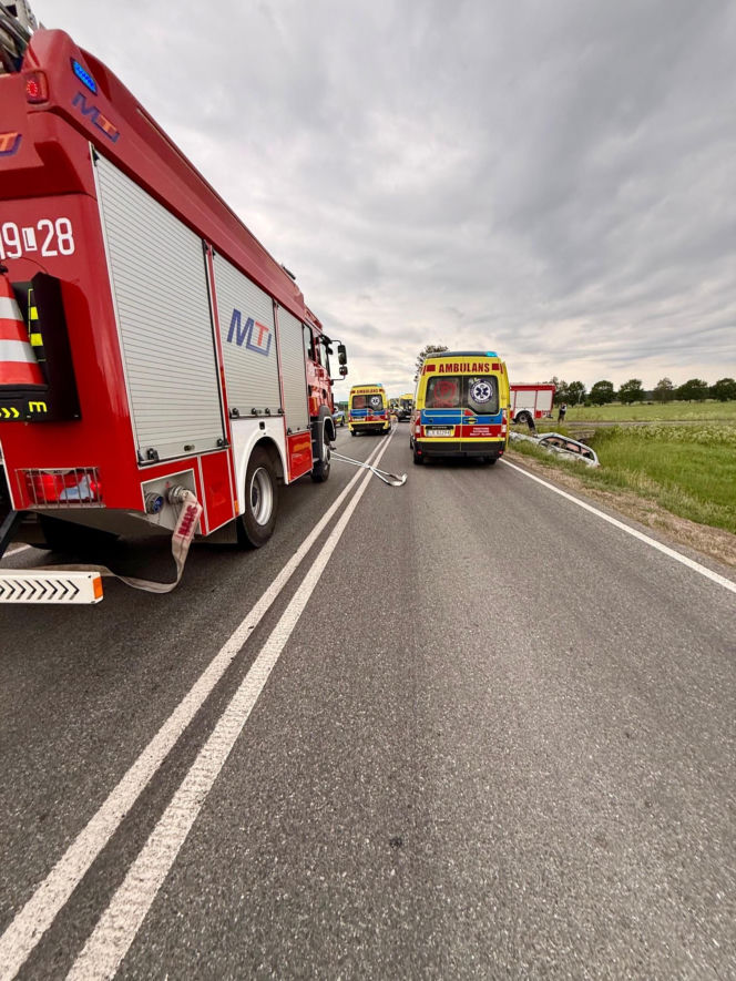 Wypadek na DK-63, zderzenie autobusu i osobówki