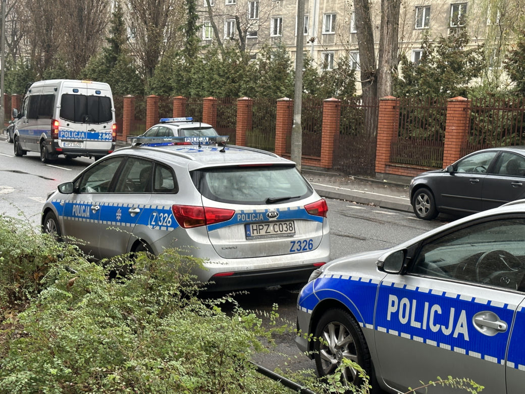 Ewakuacja w kamienicy na Pradze-Północ. Pod posadzką były pociski artyleryjskie!
