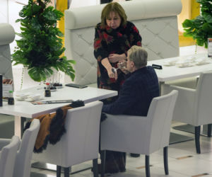 Daniel Olbrychski z żoną na Sushi, ona je on pije