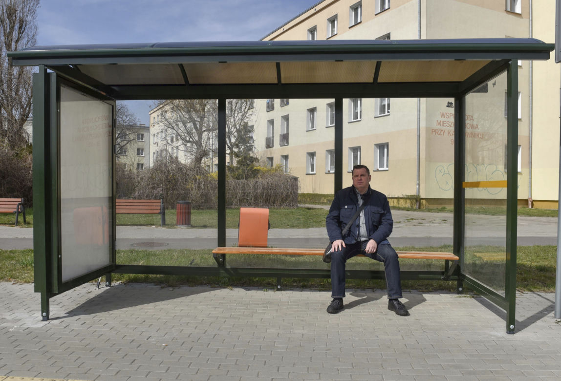 Arkadiusz Brodziński czeka na przystanku, na którym nie stają autobusy
