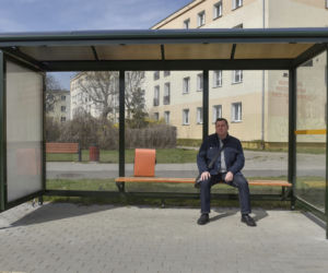 Arkadiusz Brodziński czeka na przystanku, na którym nie stają autobusy