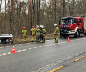 Policyjny pościg za BMW w Wesołej. Auto dachowało
