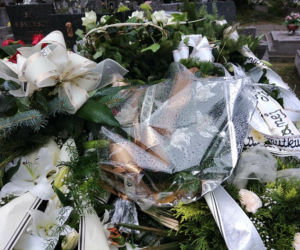 Tragedia w Salisbury. Zamordowane kobiety pochowane w Tarnowie. Grobu nie widać spod kwiatów
