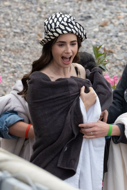 Lily Collins na planie Emily w Paryżu 2
