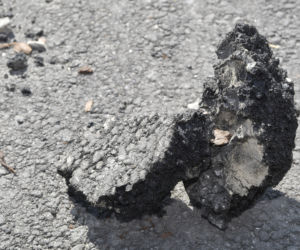 Asfalt się kruszy, bo kierowcy hamują. Remont Łodygowej