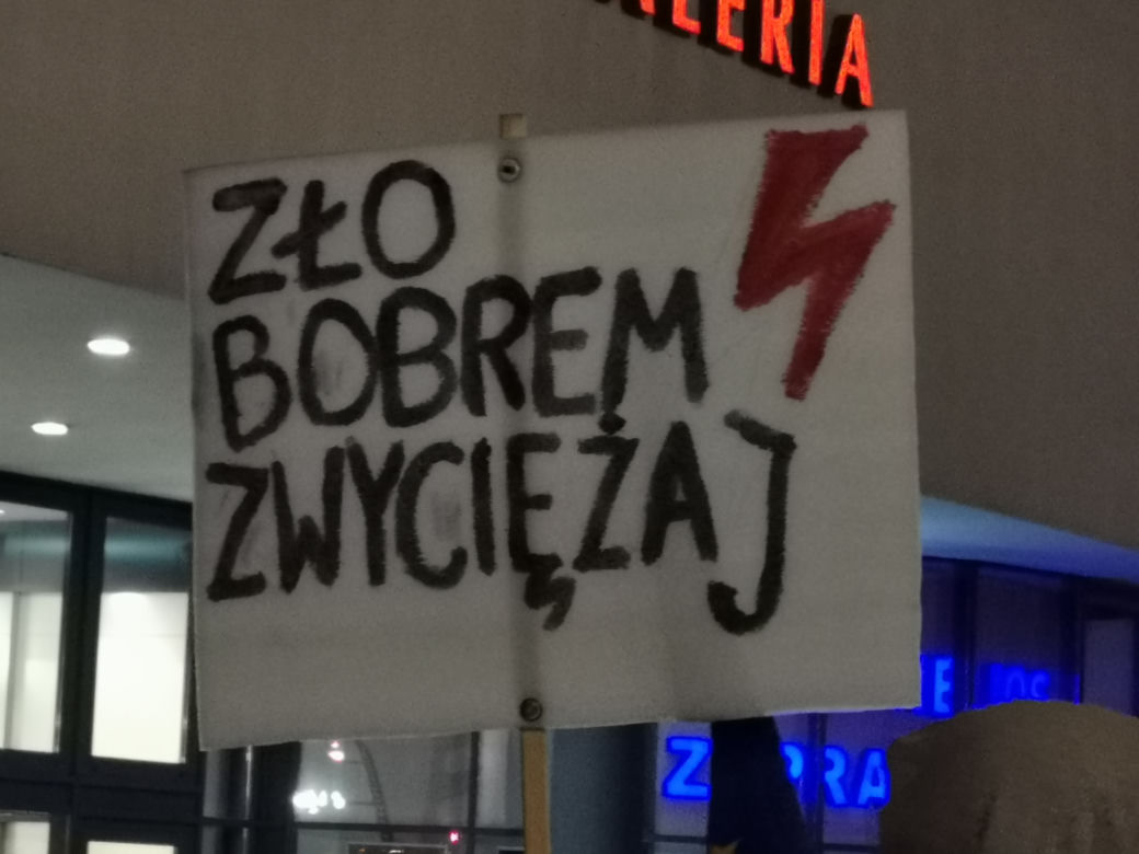 "Spacer zaniepokojonych obecną sytuacją". Strajk Kobiet w Kaliszu. 