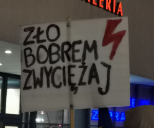 Spacer zaniepokojonych obecną sytuacją. Strajk Kobiet w Kaliszu. 