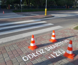 Odłóż smartfon i żyj. Napisy przed przejściami mają zatrzymać pieszych [ZDJĘCIA]