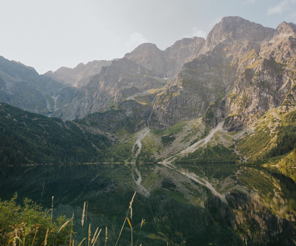 Morskie Oko w Tatrach otoczone wysokimi szczytami. O karach za kąpiel w tym miejscu przeczytasz na SE.