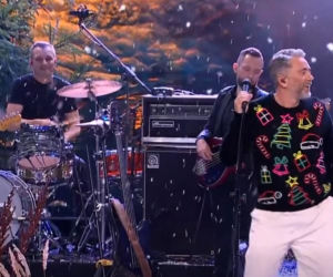 TVN zrobił to jako pierwszy. Badach w świątecznym sweterku otwiera sezon na Mikołaja i choinki