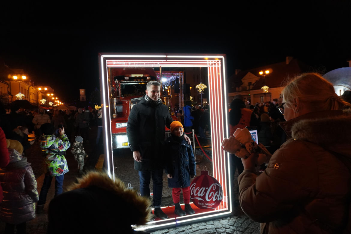 Ciężarówka Coca-cola w Białymstoku! Świąteczna atrakcja przyciągnęła tłumy mieszkańców na Rynek Kościuszki
