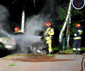 Mercedes płonął jak pochodnia. Pożar auta na Woli