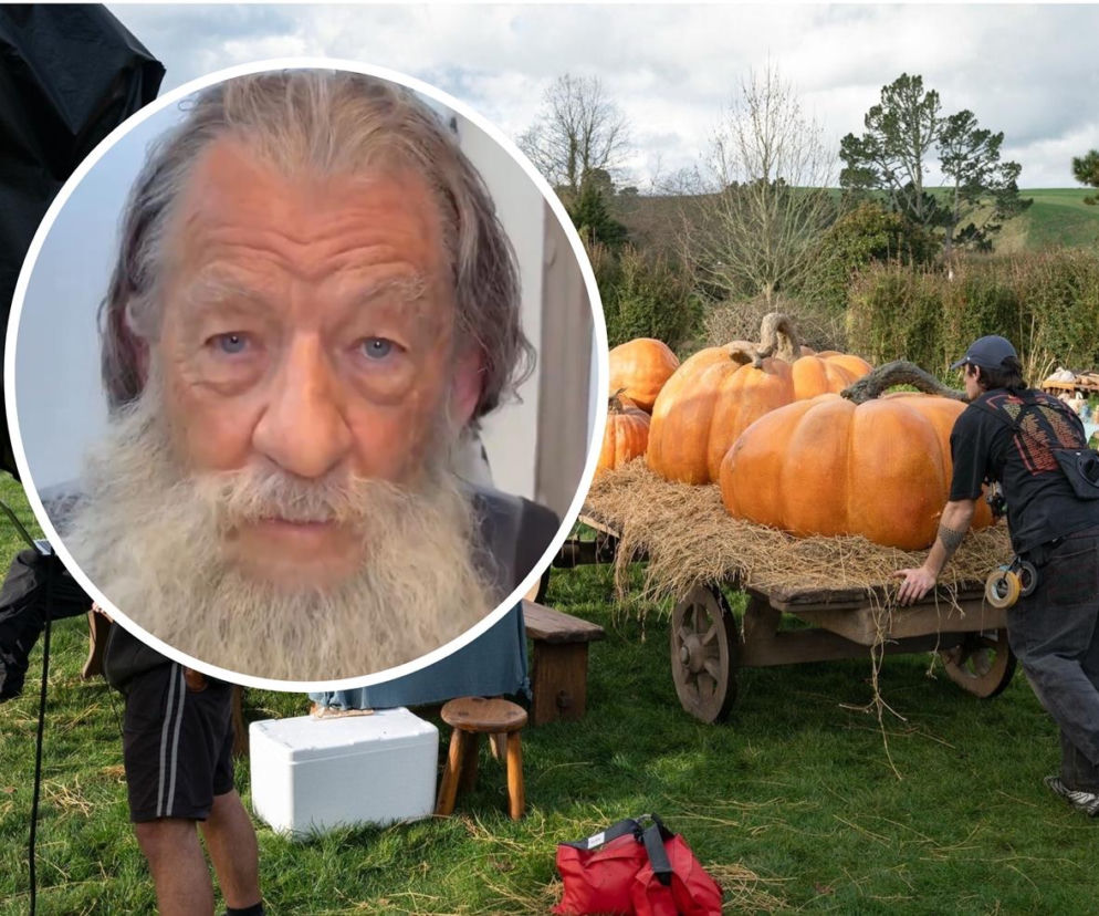 Plan filmowy z wielkimi dyniami na wozie. Na miniaturze Ian McKellen jako Gandalf. O powrocie aktora przeczytasz w Eska.