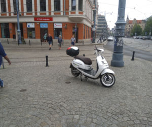 Wrocławianie parkują skutery gdzie popadnie