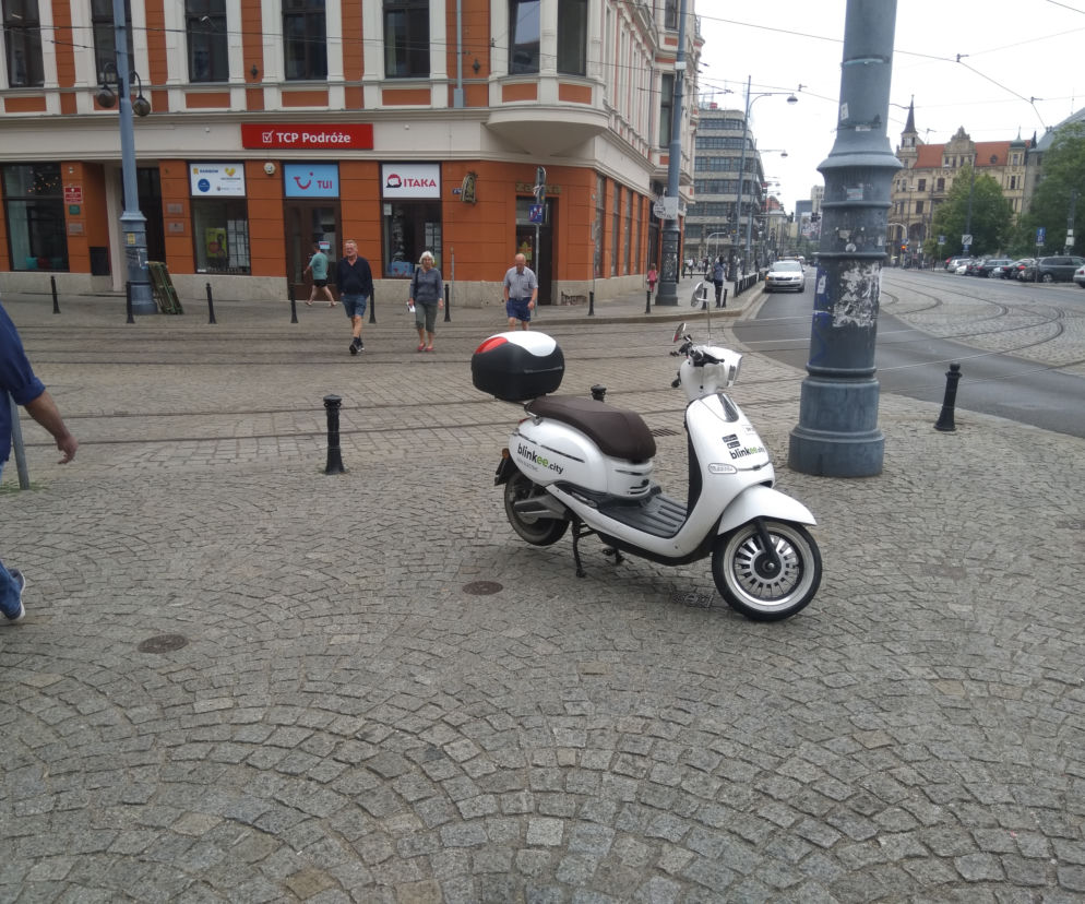 Wrocławianie parkują skutery gdzie popadnie