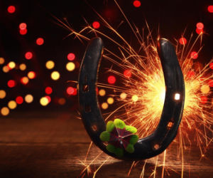 Tego 1 stycznia absolutnie nie rób, aby nie pozbyć się szczęścia na 2026 rok. Przesądy na Nowy Rok