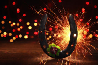 Tego 1 stycznia absolutnie nie rób, aby nie pozbyć się szczęścia na 2026 rok. Przesądy na Nowy Rok