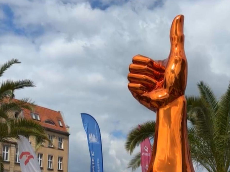 Gigantyczny złoty "lajk" stanął w centrum Gliwic. Zainaugurowano festiwal Biennale Gliwice