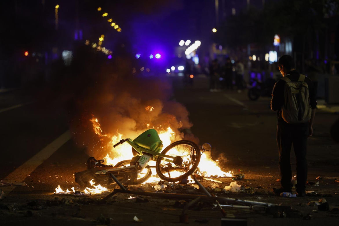 Zamieszki w centrum Barcelony. Demonstranci plądrowali sklepy i starli się z policją