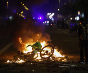 Zamieszki w centrum Barcelony. Demonstranci plądrowali sklepy i starli się z policją