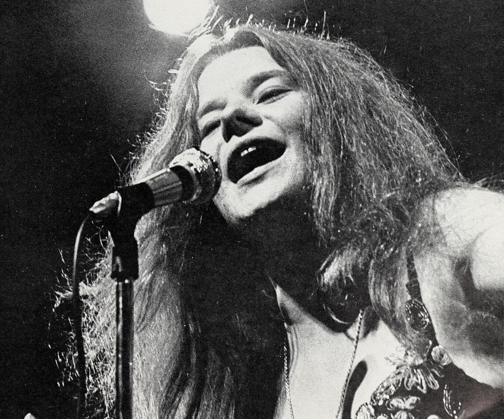 Śpiewająca Janis Joplin na scenie przy mikrofonie. Historię ikony rocka poznasz na EskaRock.