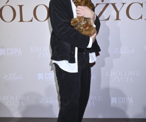 Sebastian Fabijański z pieskiem