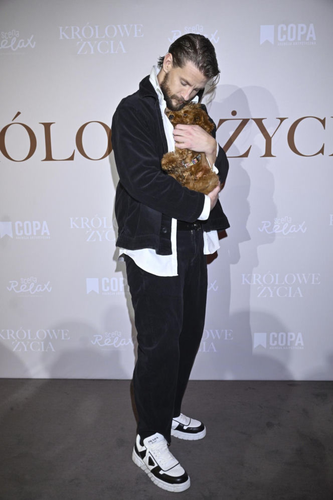 Sebastian Fabijański z pieskiem