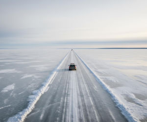 Droga przez zamarznięty Bałtyk. Dlaczego zakazują zapinania pasów?