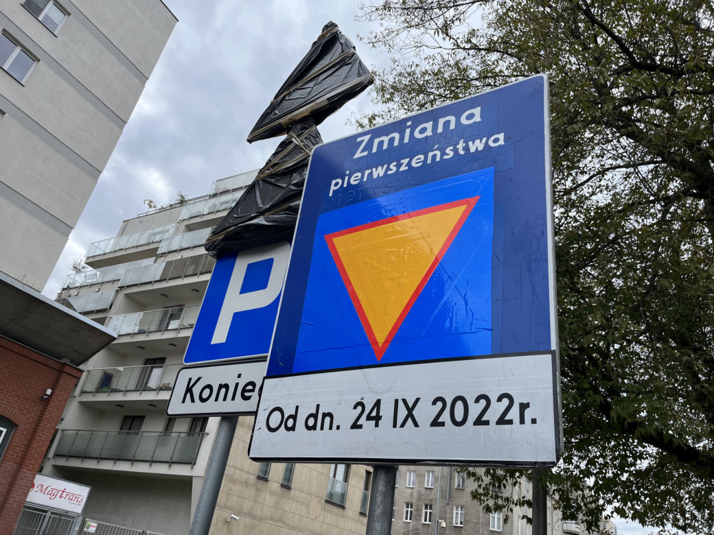 Na skrzyżowaniu Mińskiej i Chodakowskiej powstaje rondo