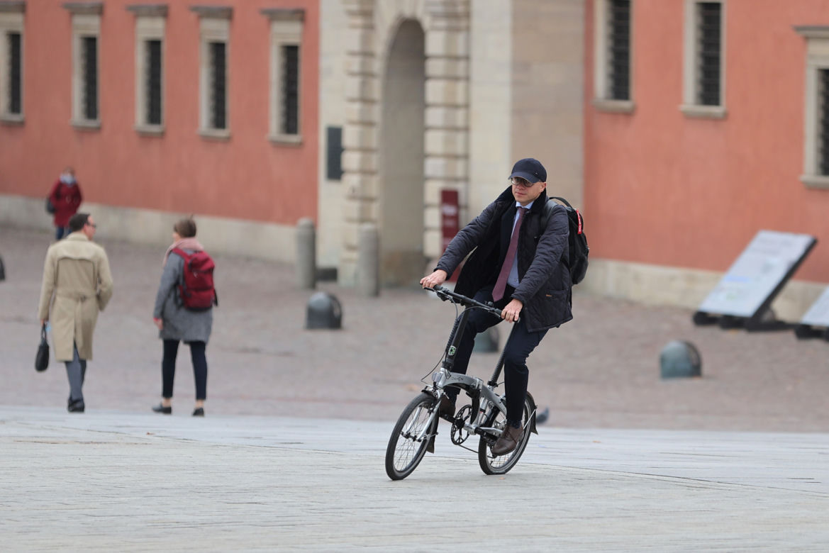 Minister Artur Soboń pędzi na składaku 