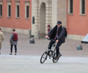 Minister pędzi na składaku 