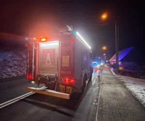 Z ciężarówki urwały się koła i wbiły się w osobówkę. Kierowca ratował się ucieczką do rowu
