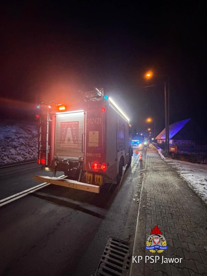 Z ciężarówki urwały się koła i wbiły się w osobówkę. Kierowca ratował się ucieczką do rowu