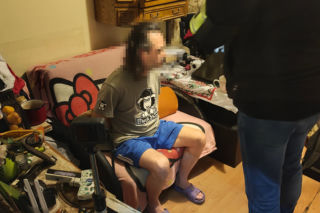 Ale oblech! 12-latka ofiarą, on nalegał na spotkanie i namawiał do stosunku. 40-latek w sidłach policji