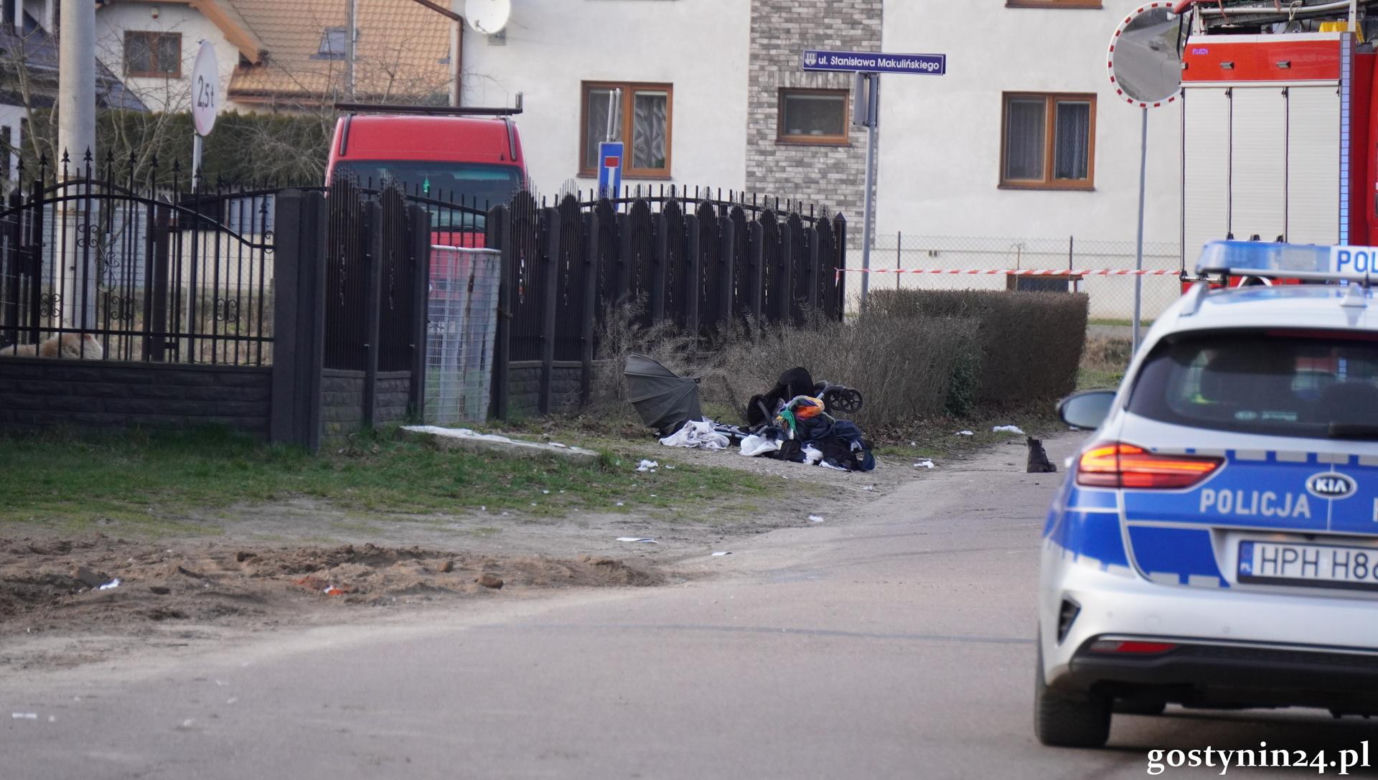 Mercedes wjechał w matkę i niemowlaka. Dramatyczny wypadek w Gostyninie	