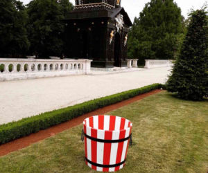 Pałac Branickich. Biało-czerwone donice w Ogrodach Branickich