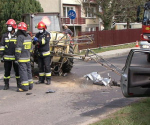 Świebodzin. Młody kierowca wyprzedzał ciągnik i UDERZYŁ w betonowy przepust!