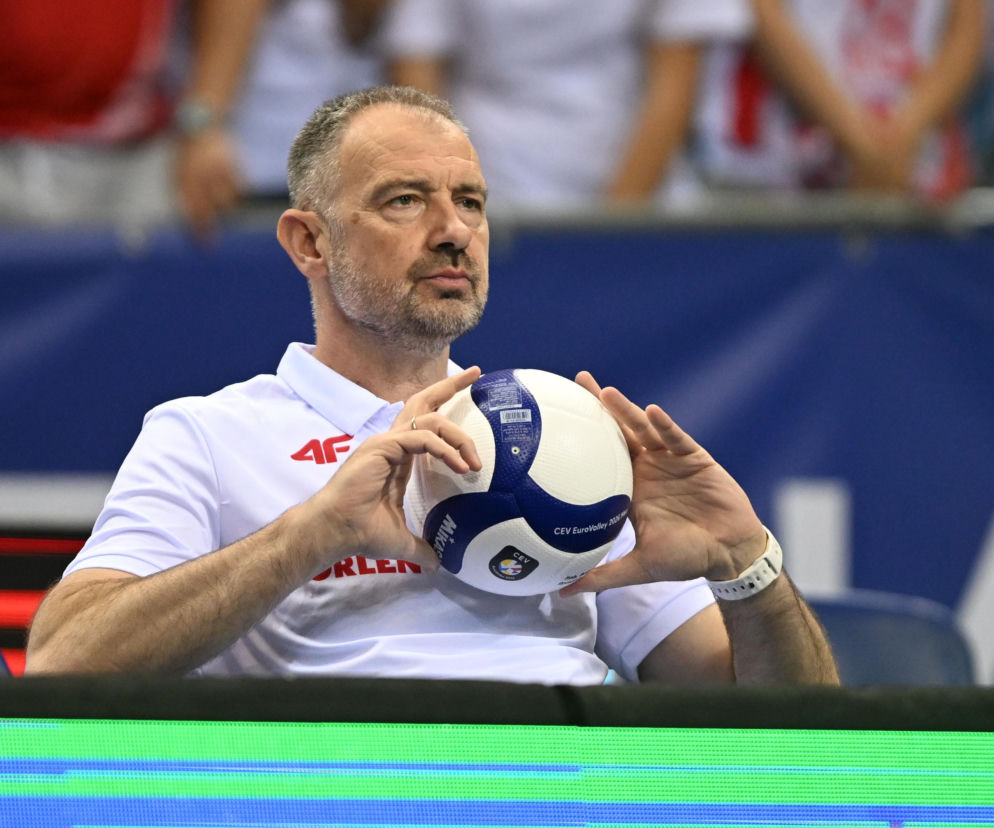 Trener Nikola Grbić trzyma piłkę siatkarską podczas ME. O wygranej z Izraelem przeczytasz na SE Supersport.