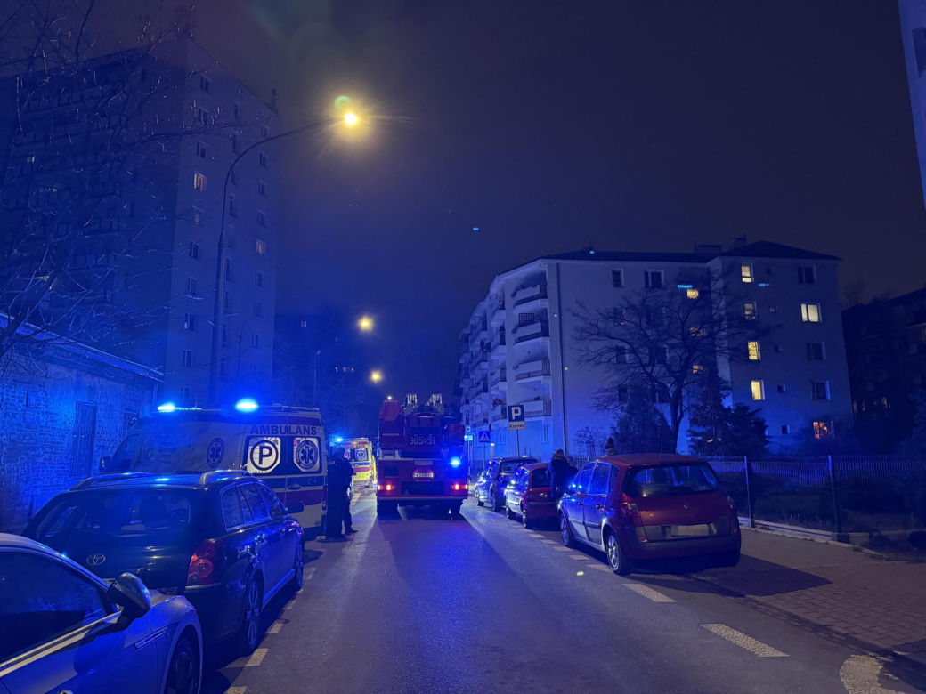 Chwile grozy na Pradze-Północ. Ojciec i dzieci trafiły do szpitala. W ich mieszkaniu wybuchł gigantyczny pożar