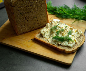 Znudziła Ci się zwykła pasta jajeczna? Dodaj ten jeden składnik, a oszalejesz na jej punkcie!