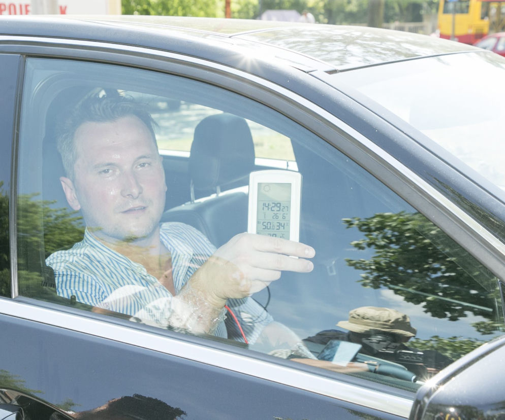 25 minut gotowałem sie w aucie