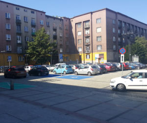 Parking dla rodziców z dzieckiem przed Urzędem Miasta w Sosnowcu