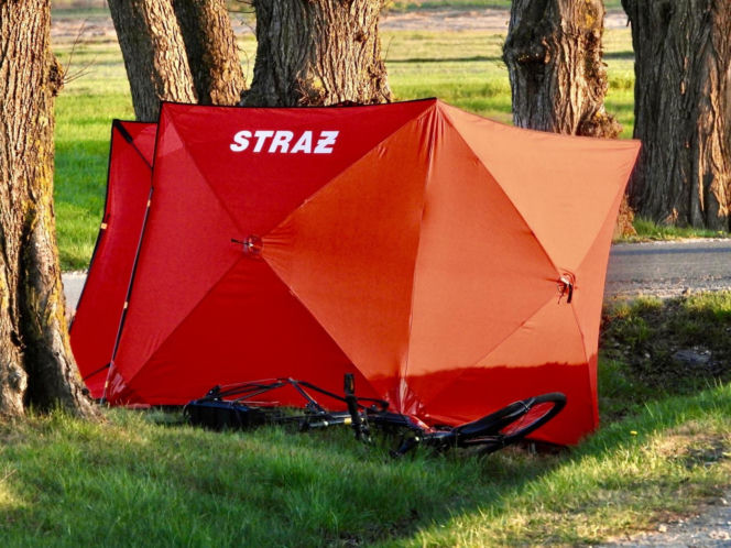 Dwa śmiertelne wypadki na drogach Mazowsza. Rowerzysta i motocyklista zginęli po potrąceniu